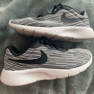 Girls youth size 1.5 Nike running shoe